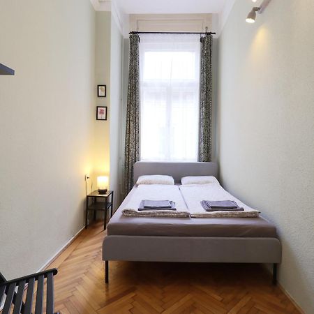 Joseph Boulevard Apartment - 3Bdr, 2Bath, 8Ppl Budapest Esterno foto