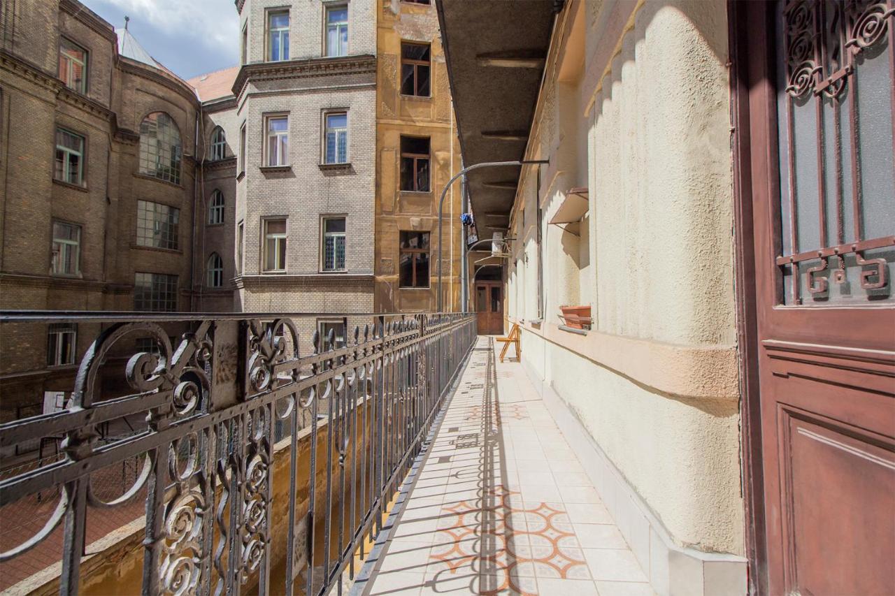Joseph Boulevard Apartment - 3Bdr, 2Bath, 8Ppl Budapest Esterno foto