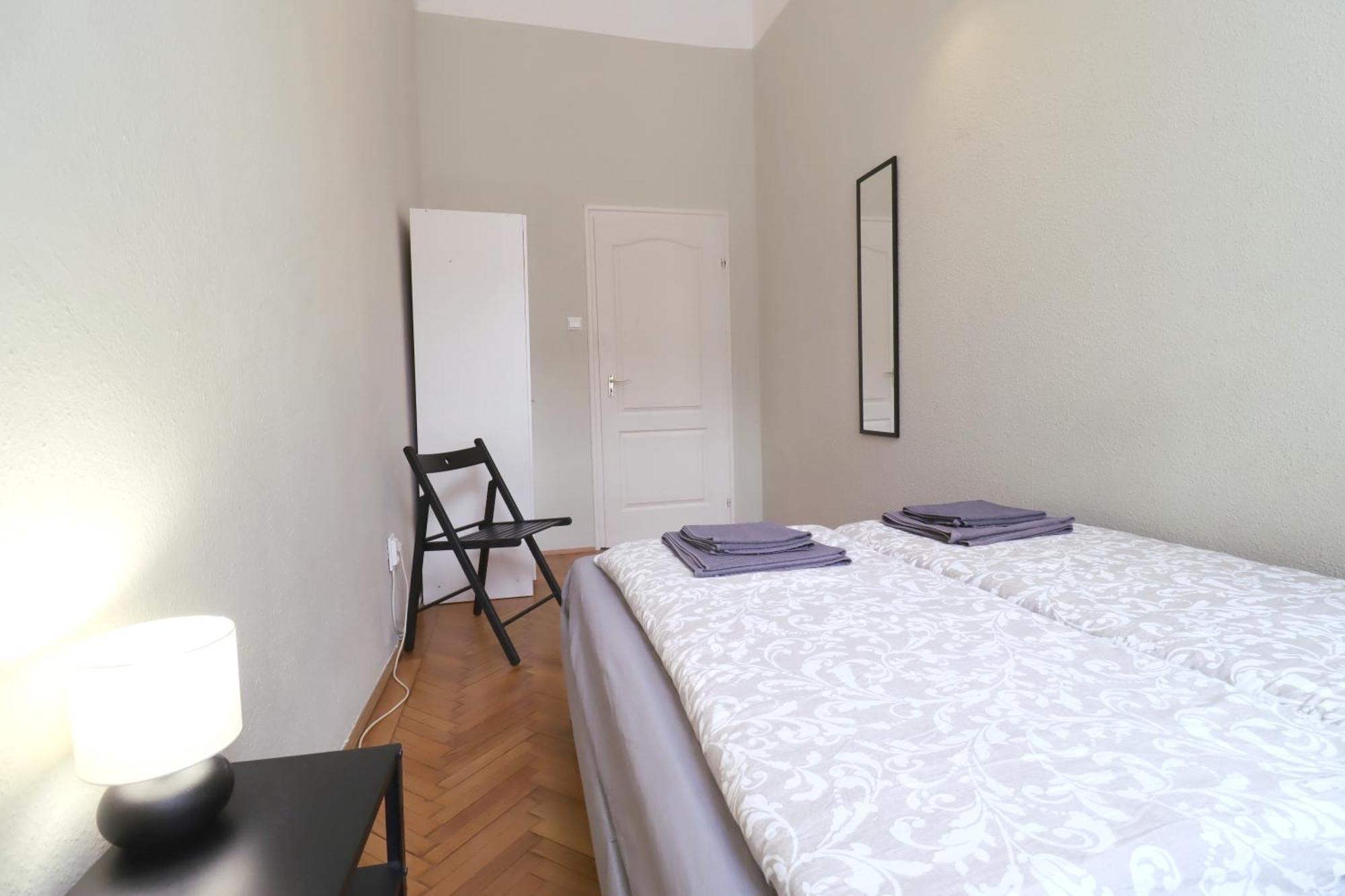 Joseph Boulevard Apartment - 3Bdr, 2Bath, 8Ppl Budapest Esterno foto