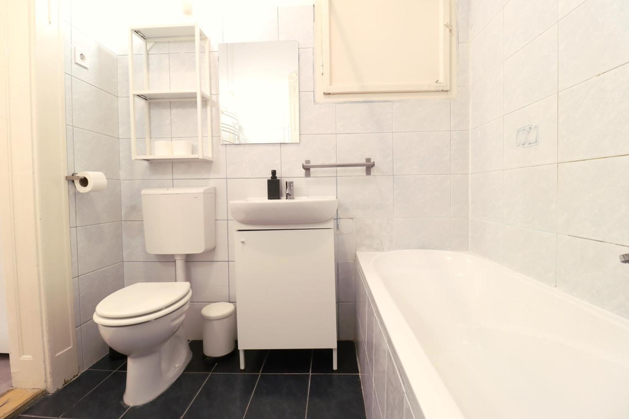 Joseph Boulevard Apartment - 3Bdr, 2Bath, 8Ppl Budapest Esterno foto
