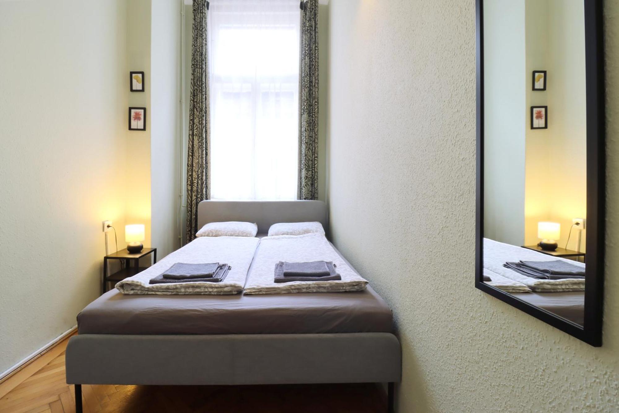 Joseph Boulevard Apartment - 3Bdr, 2Bath, 8Ppl Budapest Esterno foto