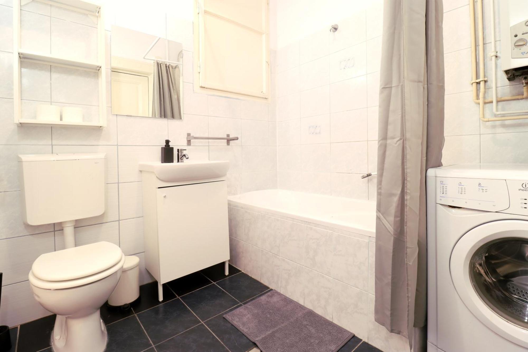 Joseph Boulevard Apartment - 3Bdr, 2Bath, 8Ppl Budapest Esterno foto