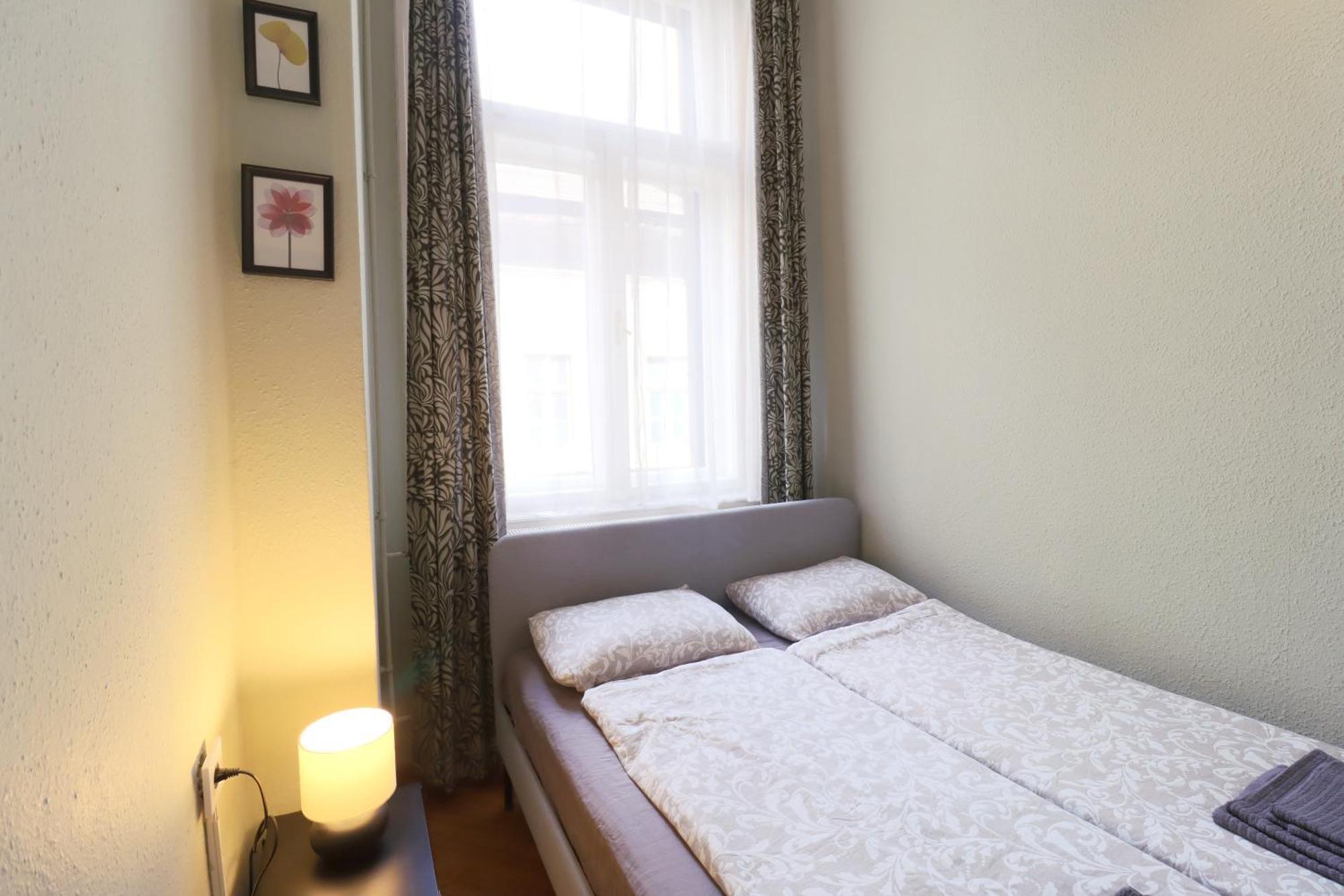 Joseph Boulevard Apartment - 3Bdr, 2Bath, 8Ppl Budapest Esterno foto