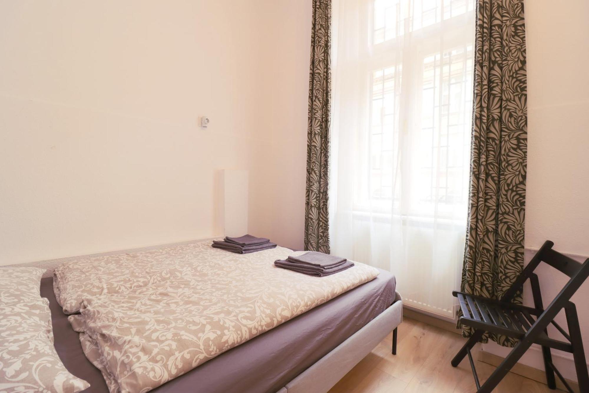 Joseph Boulevard Apartment - 3Bdr, 2Bath, 8Ppl Budapest Esterno foto