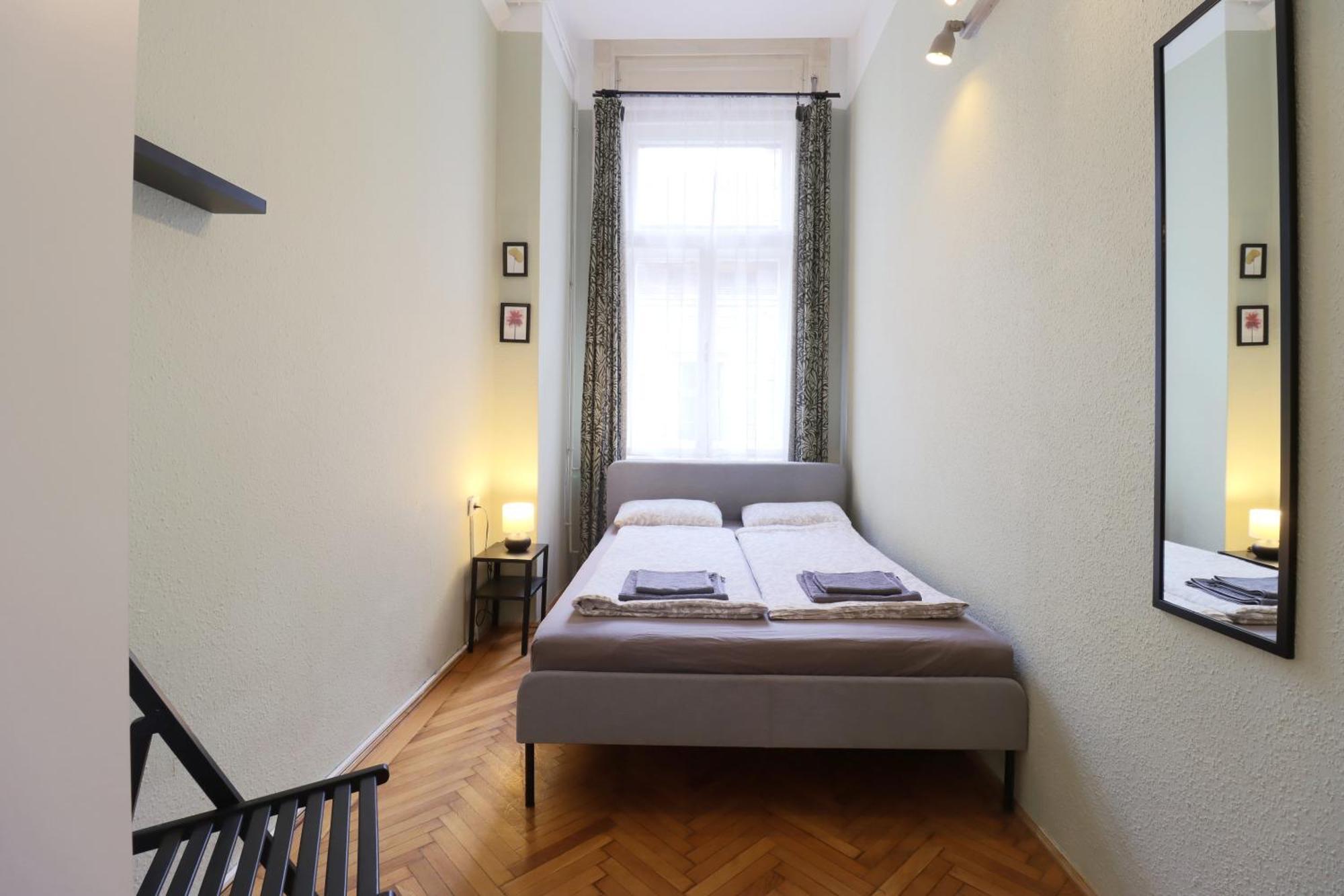 Joseph Boulevard Apartment - 3Bdr, 2Bath, 8Ppl Budapest Esterno foto