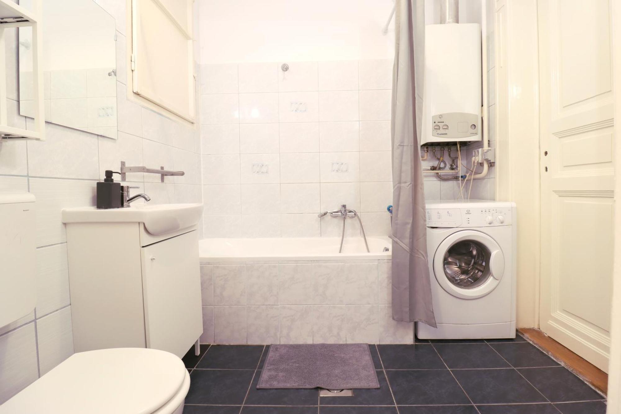Joseph Boulevard Apartment - 3Bdr, 2Bath, 8Ppl Budapest Esterno foto